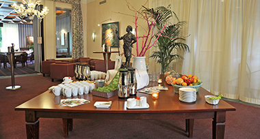 Tafel met decoratie in de loungeruimte van Fletcher Parkhotel Val Monte