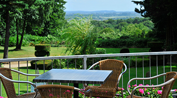 Groen uitzicht vanaf een balkon van Fletcher Parkhotel Val Monte