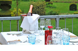 Gedekte tafel op het terras van Fletcher Parkhotel Val Monte
